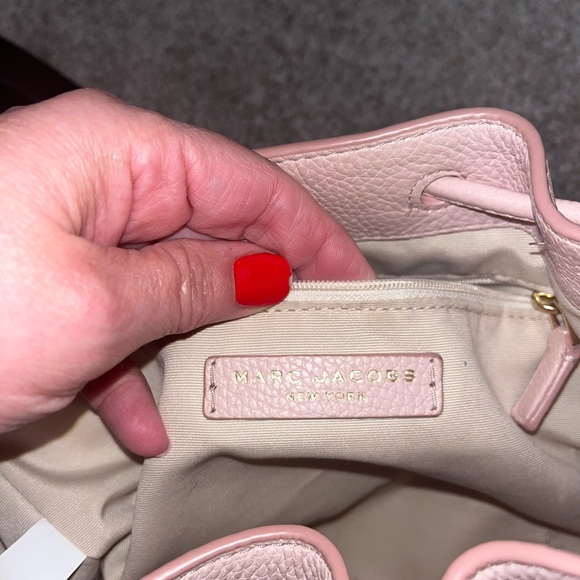 Marc Jacobs H606L01SP22
Small Peach Whip Leather Bucket/Shoulder Bag - Picture 7 of 10